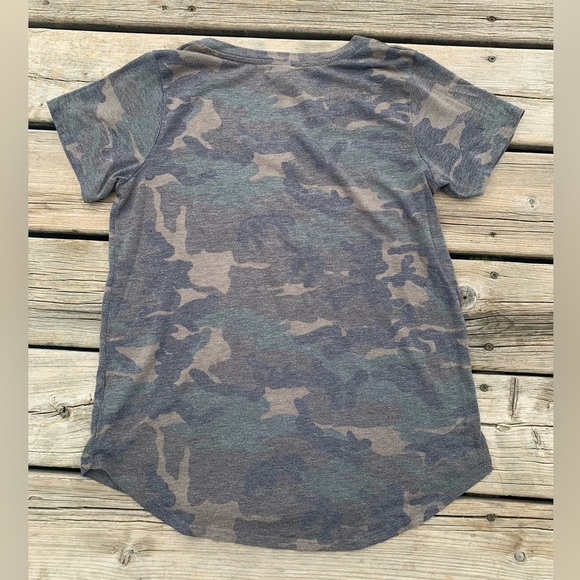 💛 Trescics Camo Print V-Neck Tee with Pocket - Size S - Picture 3 of 7